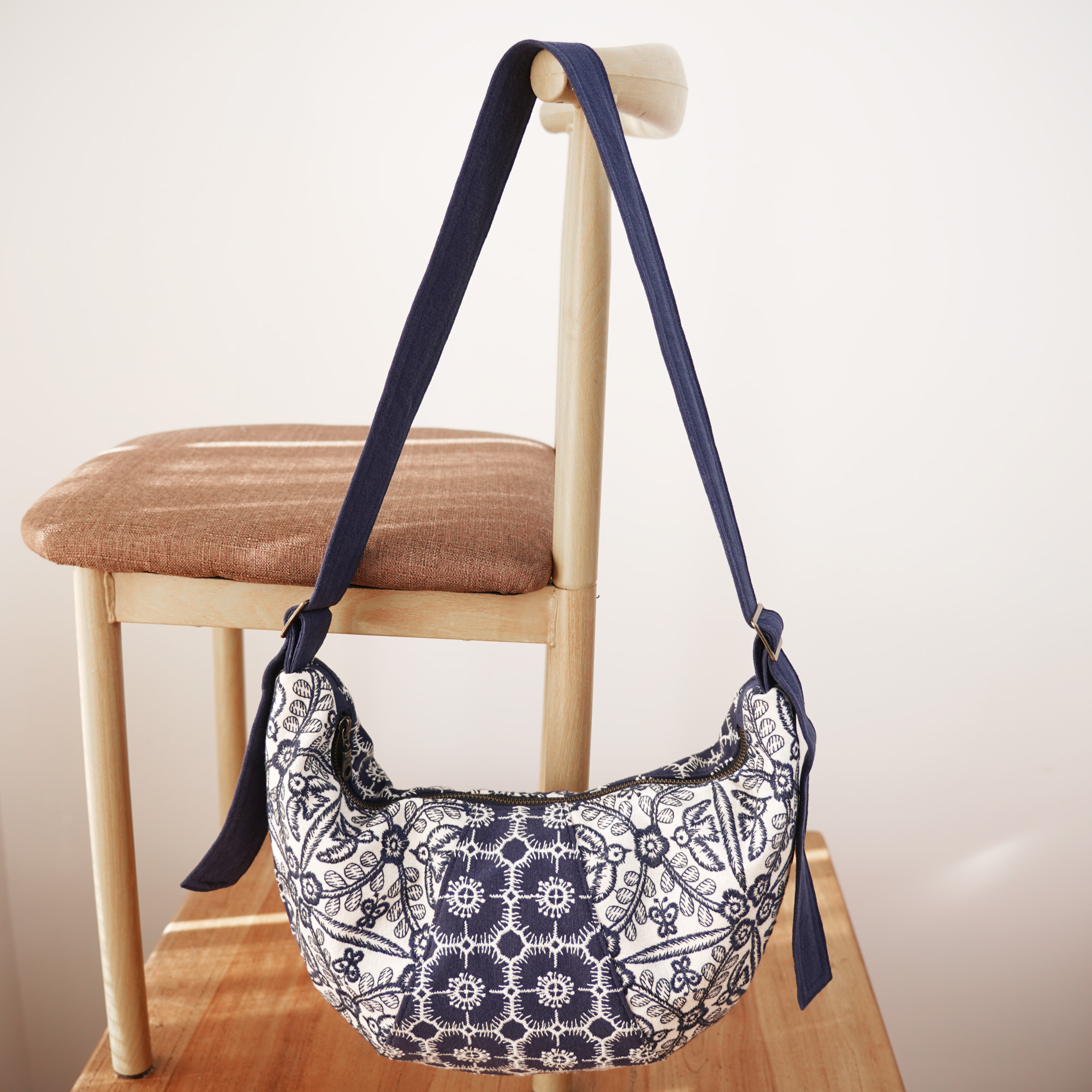 刺绣拼接休闲挎包牛角包