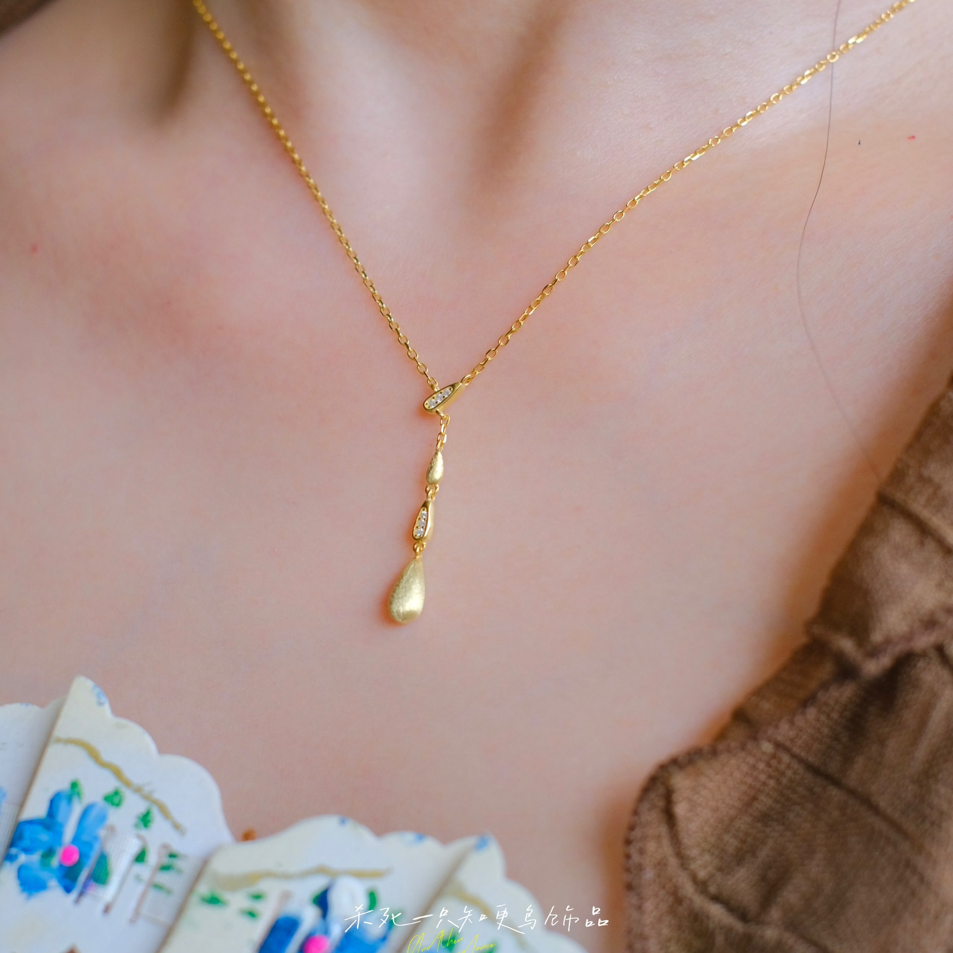 《一滴泪》S925银镀真金轻奢高级感拉丝磨砂金色水滴项链锁骨链女