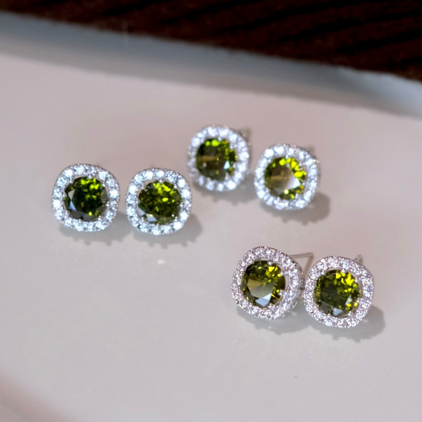 《克拉恋人》爆闪精致复古橄榄绿满钻轻奢耳夹耳饰耳钉耳环无耳洞