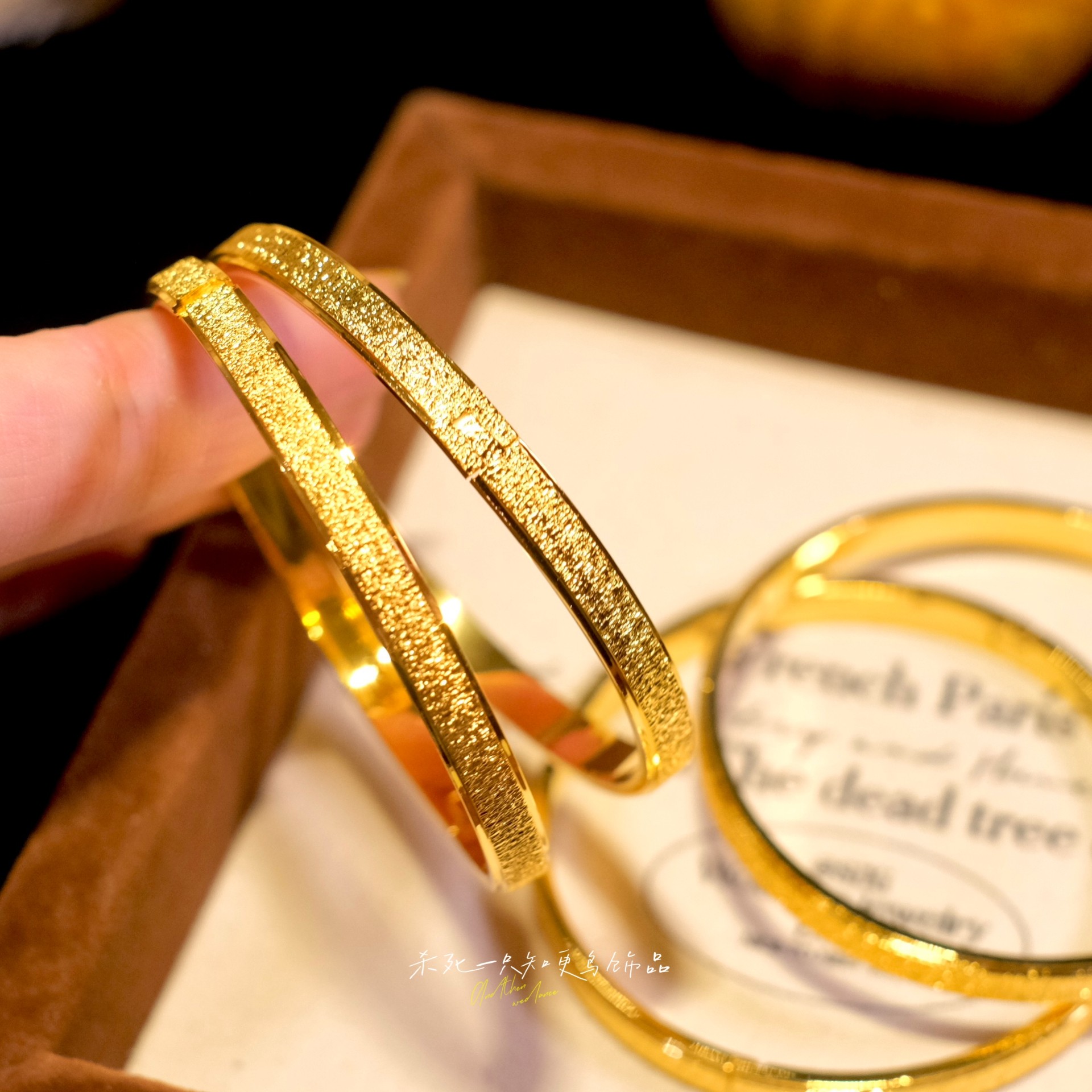 知更鸟丨金店同款国风轻奢沙金爆闪满天星条纹黄金色素圈卡扣手镯