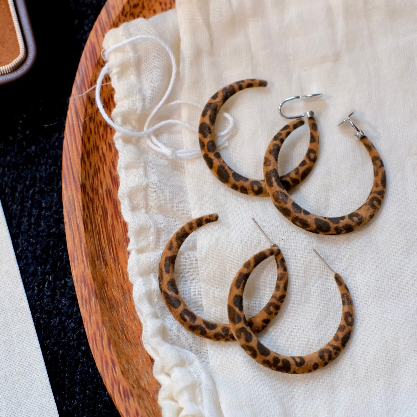 《豹子女士》秋冬高级感复古时髦豹纹植绒耳圈耳环耳夹素圈耳饰女