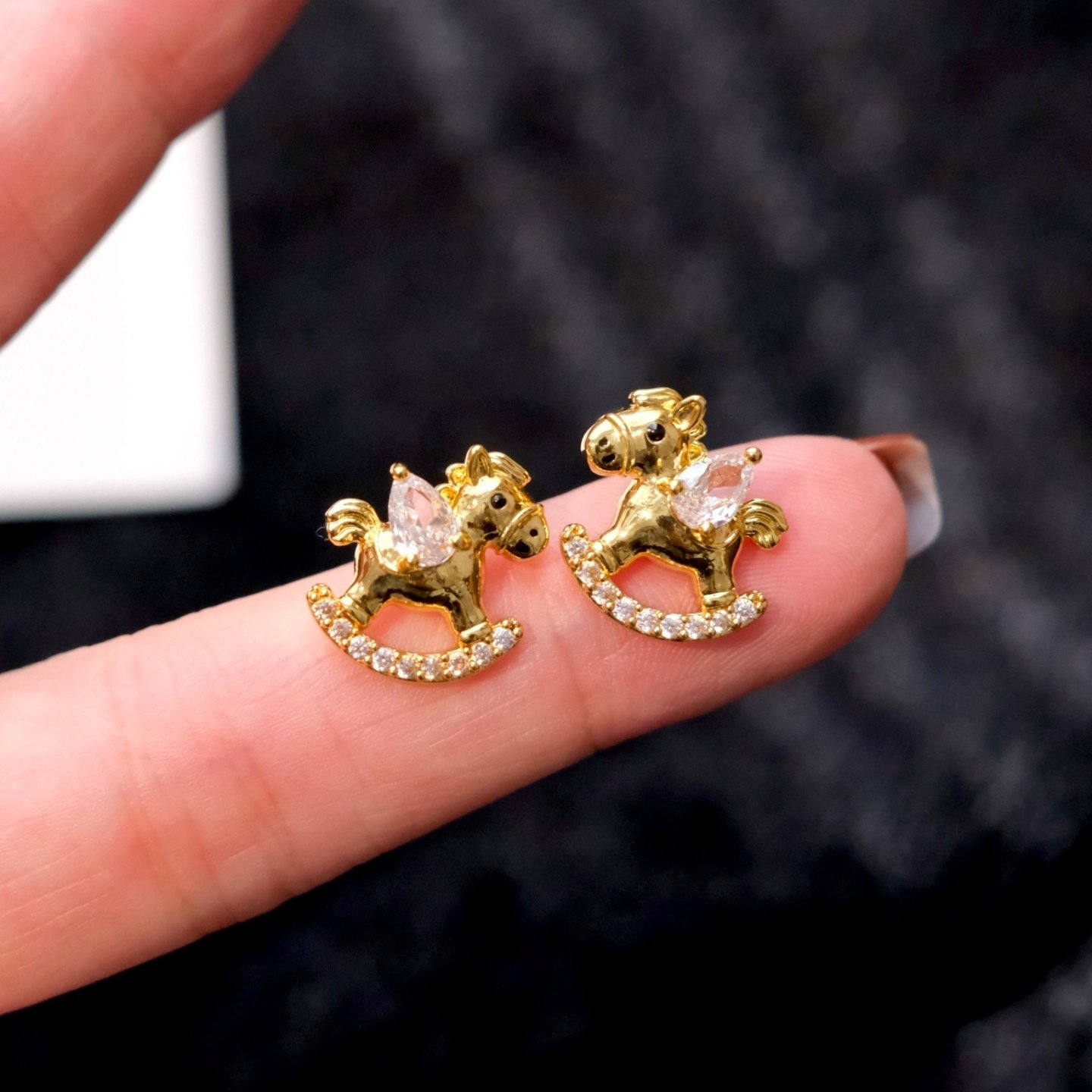 《小飞马》童趣精致可爱本命年摇摇马镶钻耳钉耳夹耳饰新年耳环女