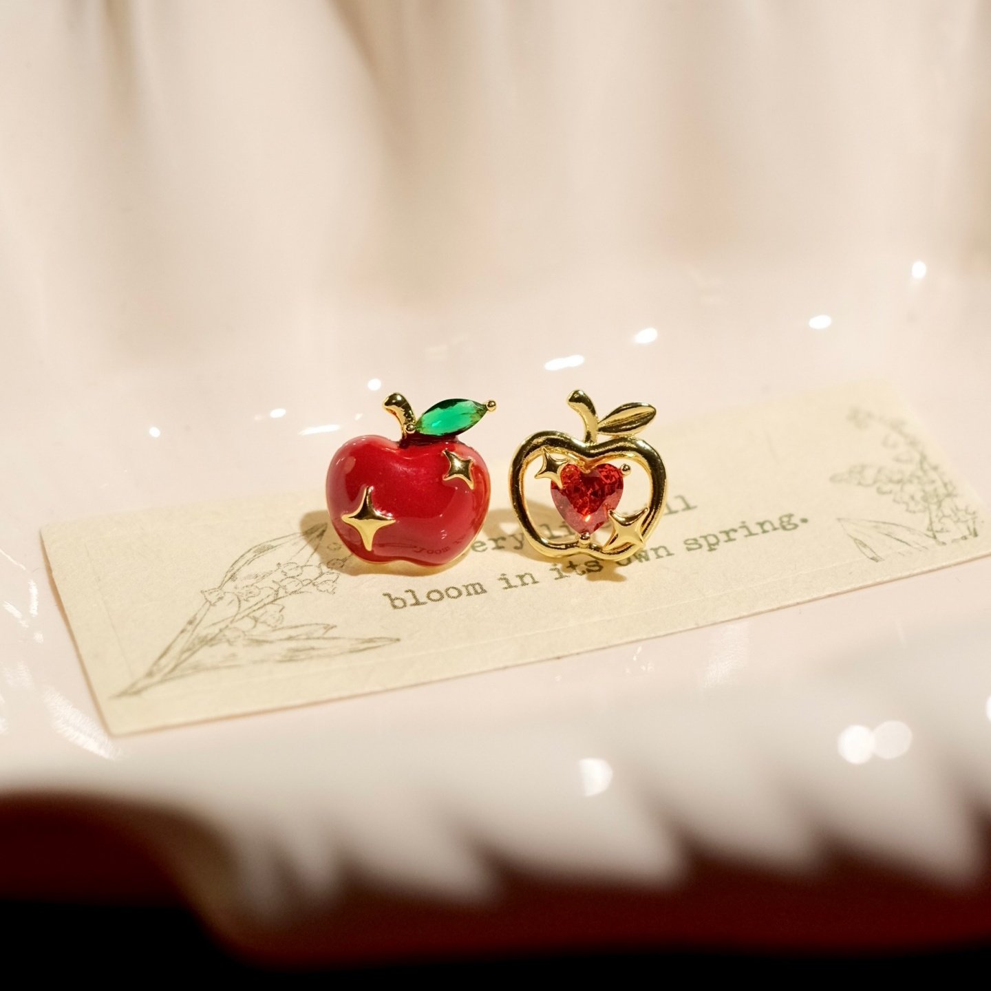 《童话苹果》小众设计少女心精致红色不对称耳钉新年款耳环耳夹