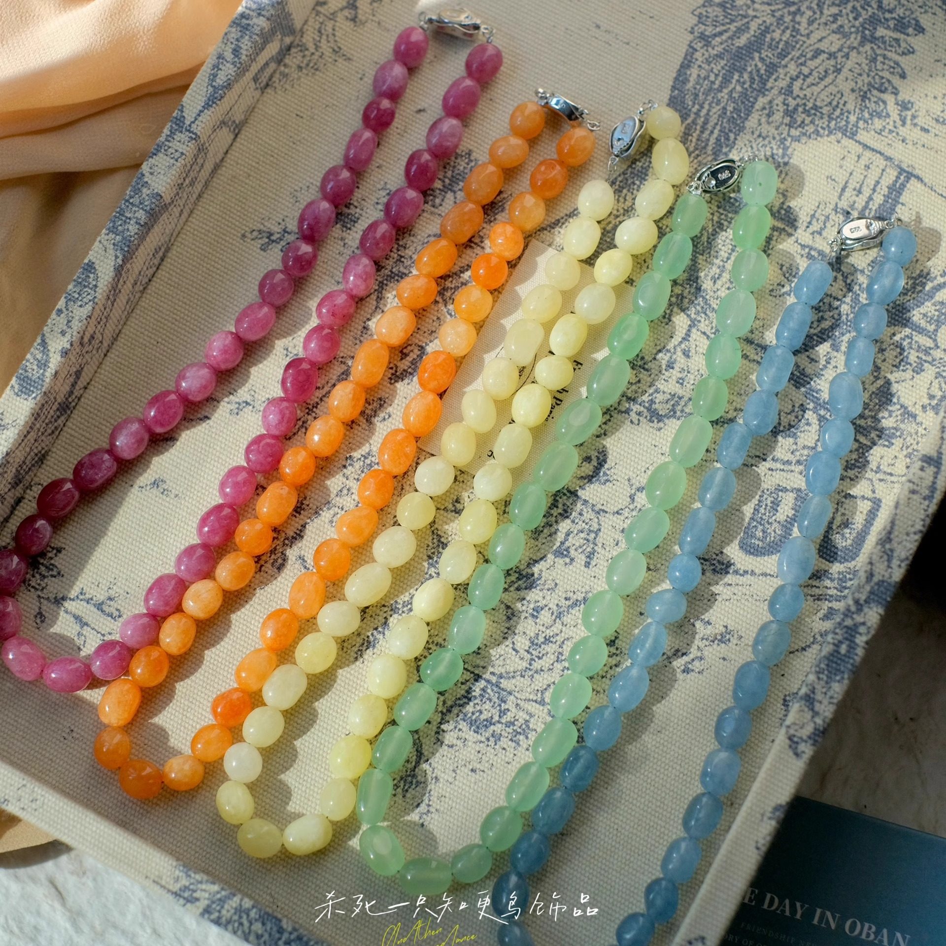 《彩虹捕手》夏天彩色多巴胺不规则天然石串珠随行钛钢项链锁骨链