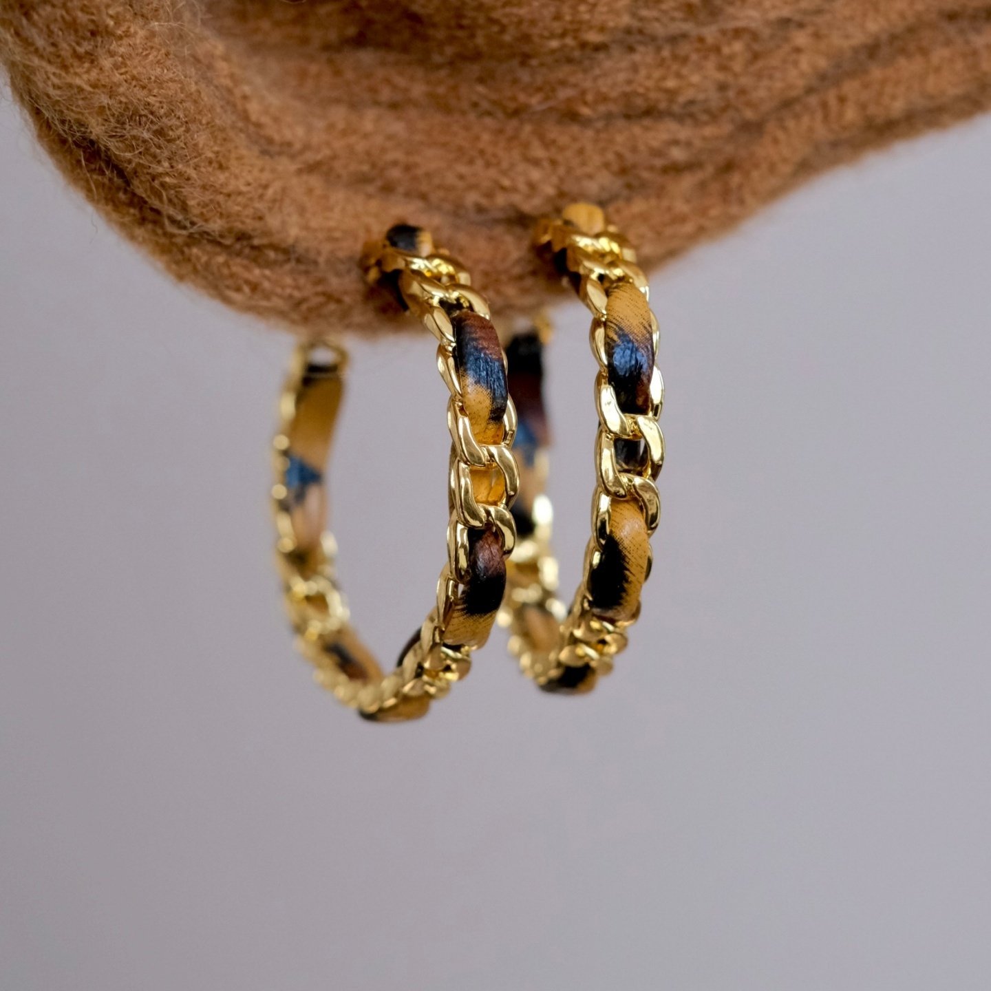 《铜锣湾》秋冬美拉德皮质豹纹小众夸张金属C形耳圈耳环耳饰耳夹