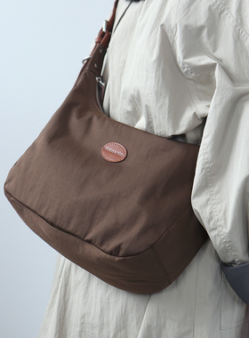 布谷森林女士水洗尼龙布包大容量轻便百搭斜挎复古旅行单肩包B603