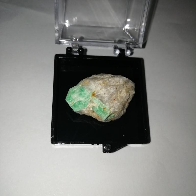 盒子矿石 祖母绿原石宝石天然矿摆件