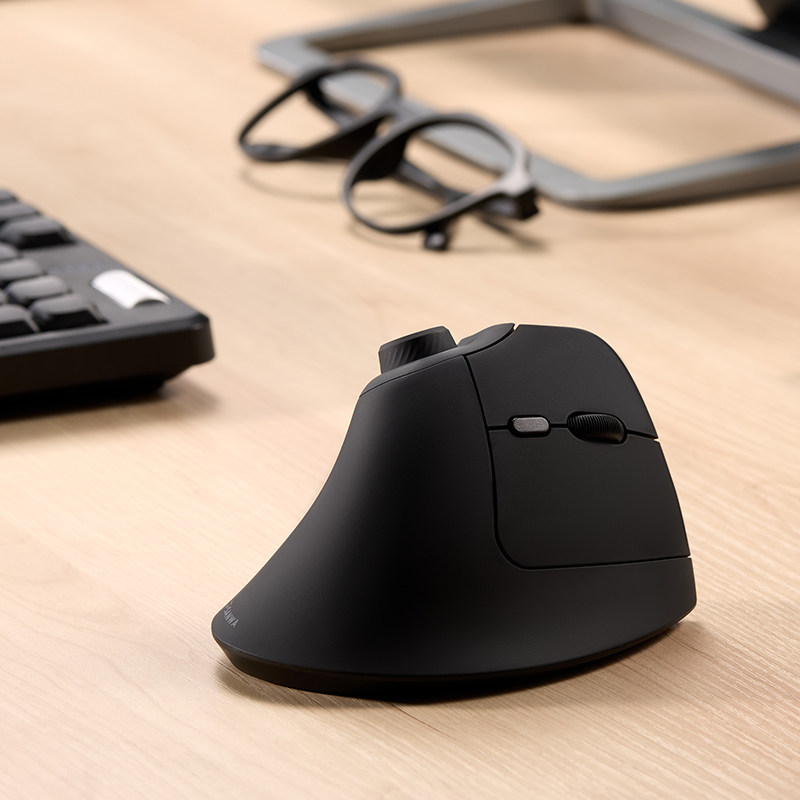 日本Sanwa无线蓝牙双模静音鼠标炫彩灯光竖握直立式大鼠标充电款