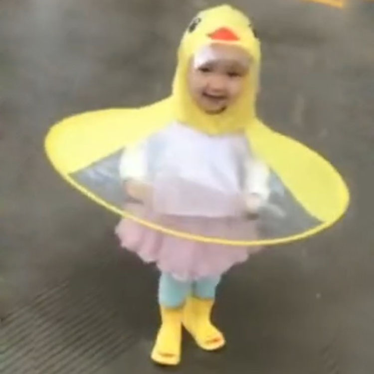 斗篷幼儿园小黄鸭雨衣抖音同款