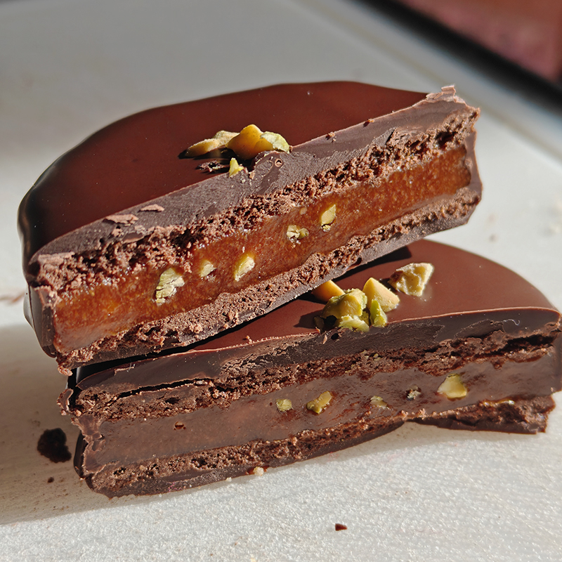 太妃酱开心果夹心黑巧脆皮三明治