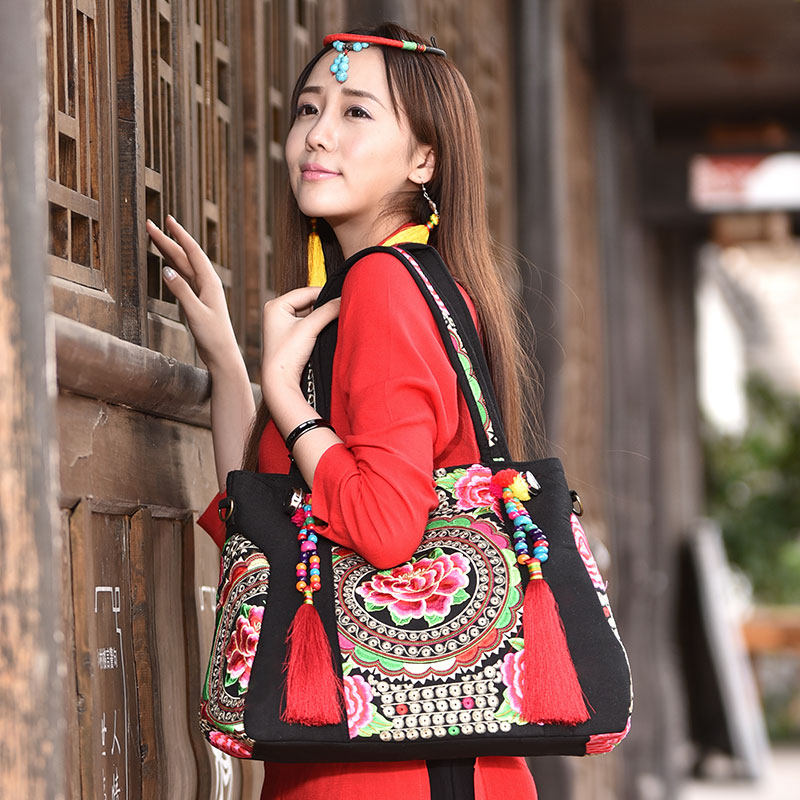 民族风包包2023新款中年女包绣花刺绣小包斜挎包手提包单肩包帆布