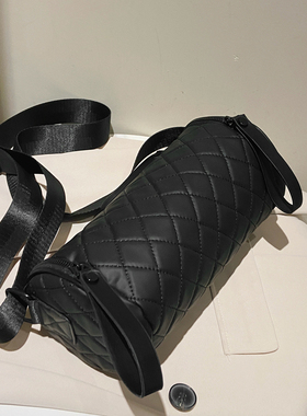 菱格圆筒包女斜挎2023新款潮洋气质感百搭水桶包牛津布枕头单肩包