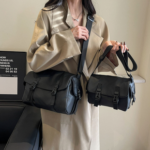 小众邮差包女2023新款潮大容量通勤工装单肩包百搭休闲运动斜挎包