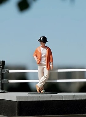 橙色外套带帽男孩1:64微缩场景沙盘树脂小人道具摄影微拍收藏摆件