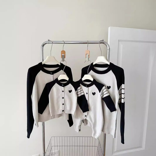 亲子装韩版2024新款秋装一家三四口爬服全家装爱心插肩袖卫衣潮