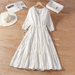 白色连衣裙女夏季法式气质收腰仙女裙V领设计感刺绣花中袖中长裙