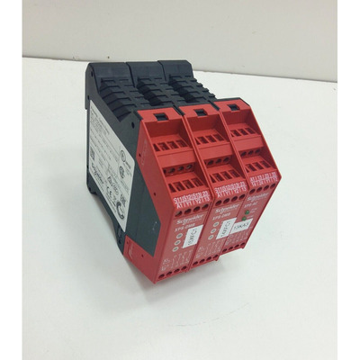 SCHNEIDER 电动安全继电器 XPSDMB1132 * 2 件 + XPSAC5121 *1 件