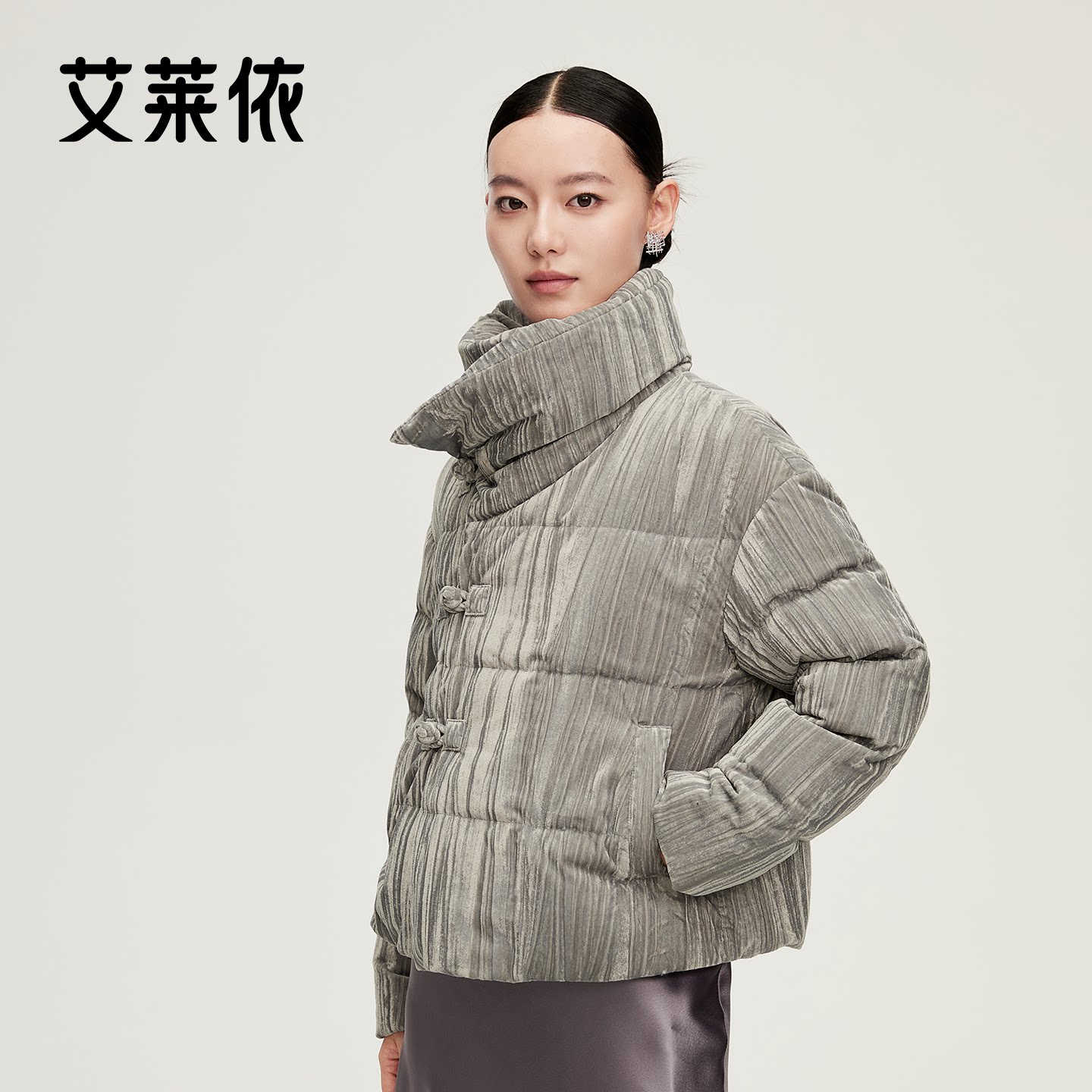 艾莱依新中式丝绒羽绒服重工绣花精致优雅翻领秋冬商场同款短外套图片