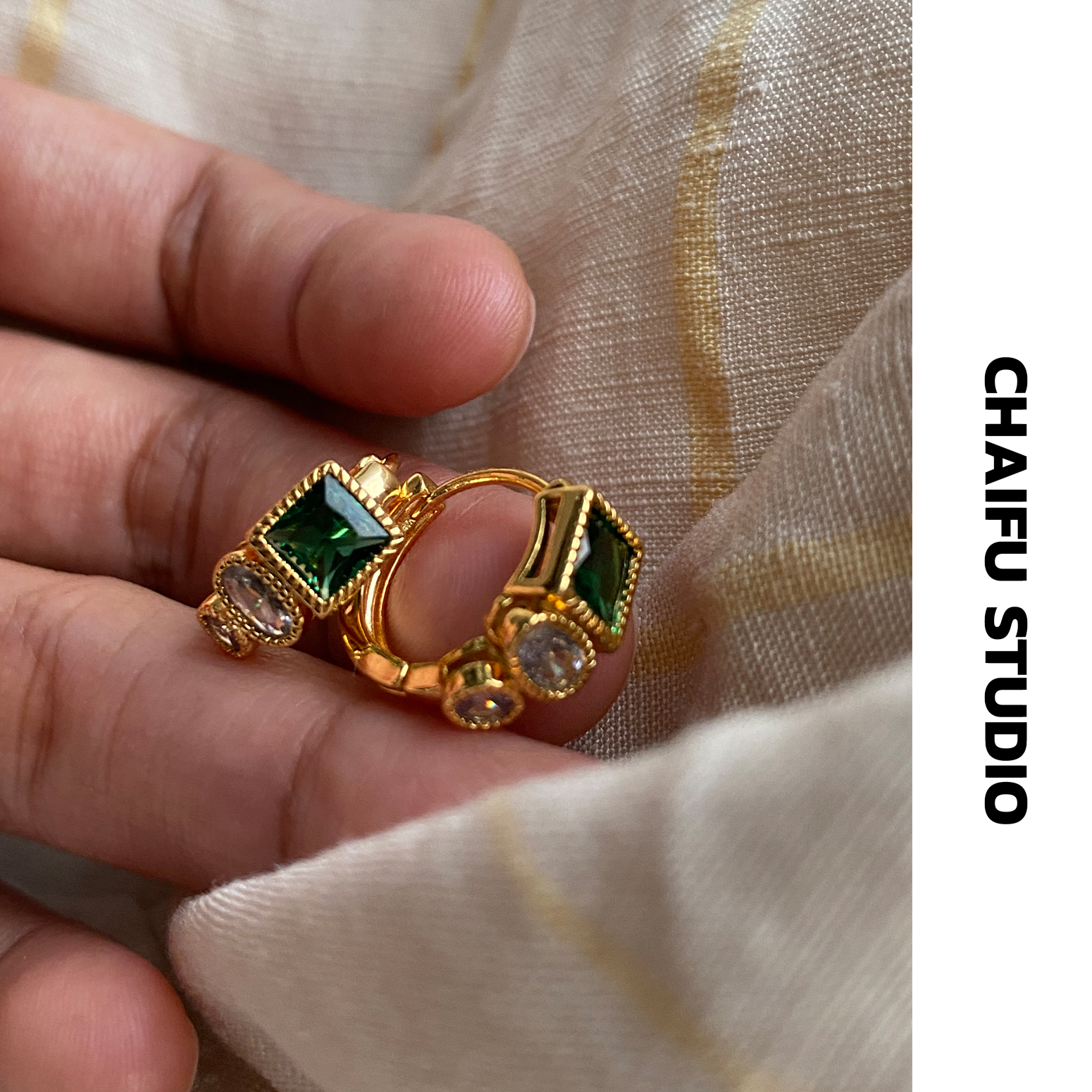 INS复古金属包边祖母绿锆石耳扣