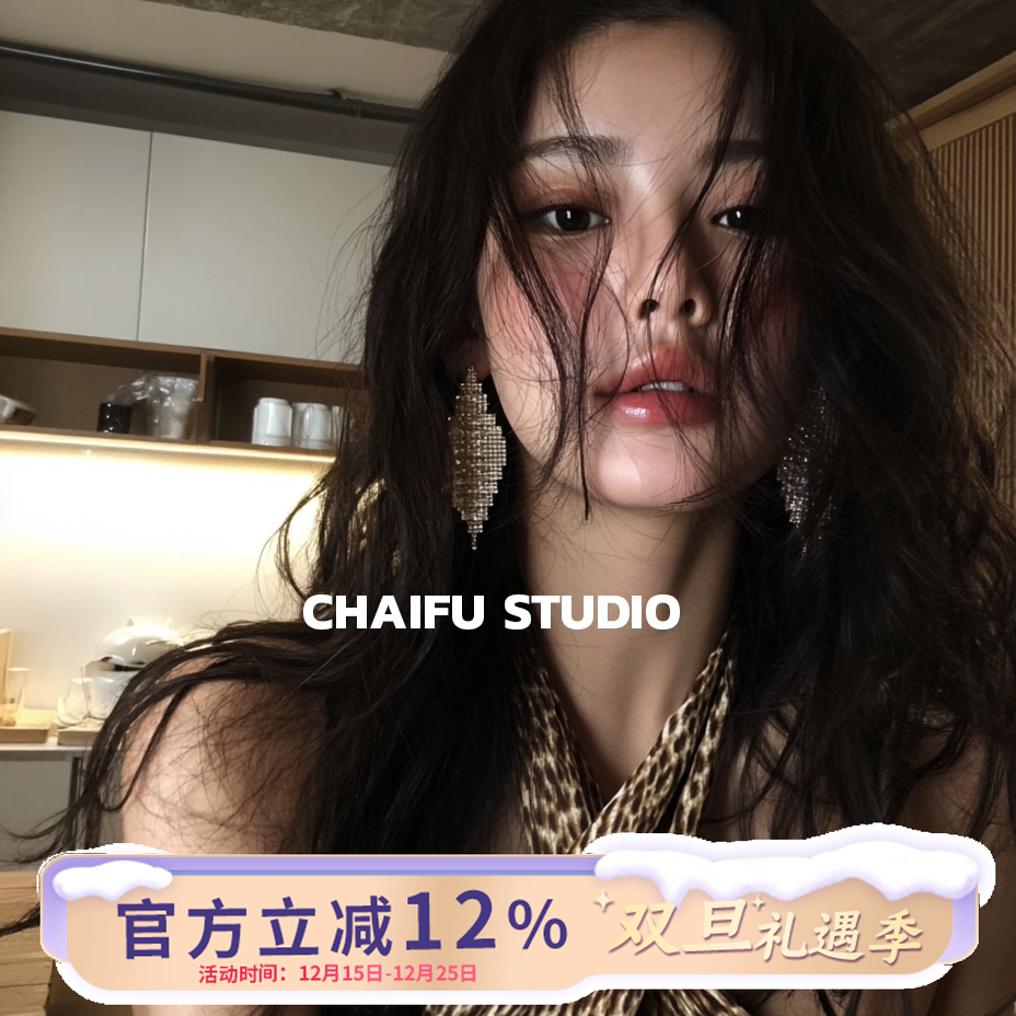 老派华丽菱形彩光折射满钻耳钉