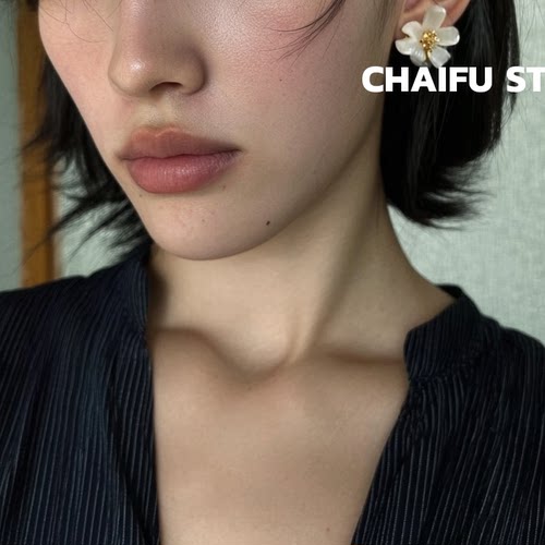 甜美花朵锆石不规则设计耳钉
