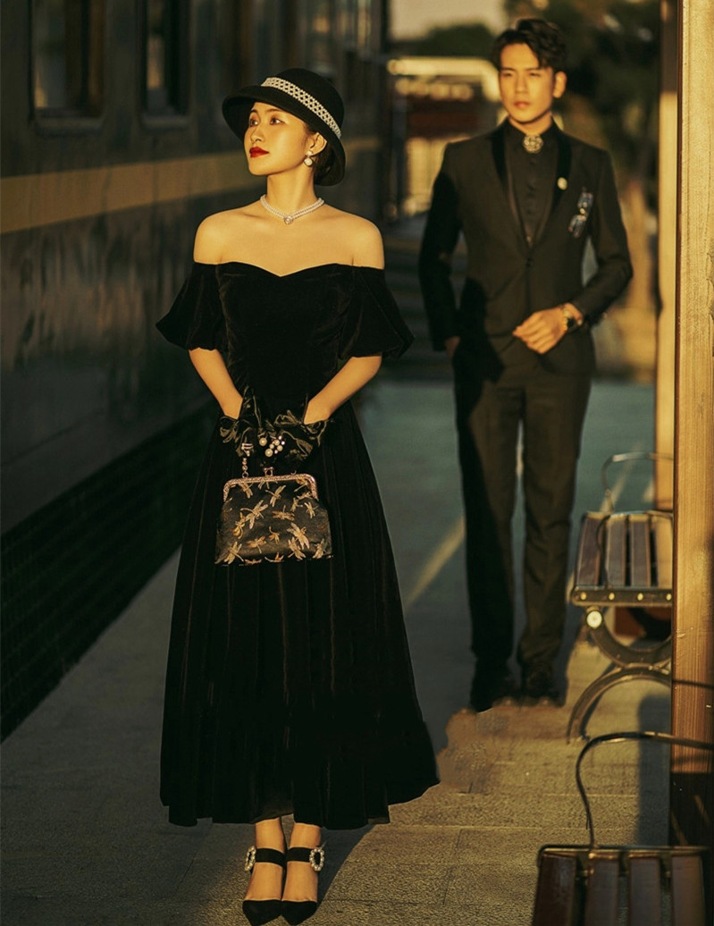 黑色丝绒旅拍小黑裙影楼拍照肩酒