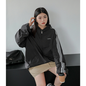 大码女装休闲运动风冲锋衣女秋季新款胖mm高级感炸街连帽外套潮