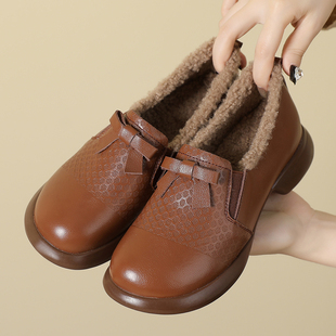 女冬季 大码 保暖毛毛鞋 中老年平底防滑皮鞋 加绒棉鞋 真皮软底妈妈鞋