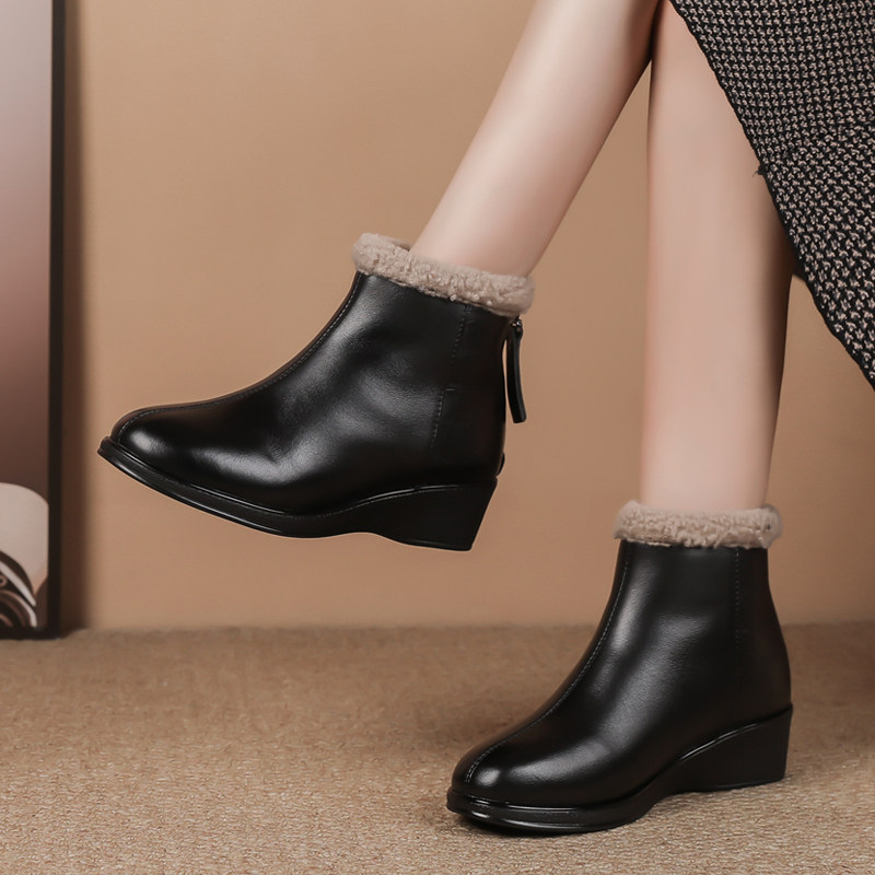 坡跟厚底真皮短靴女冬季新款软底软皮防滑中年妈妈鞋加绒保暖棉鞋