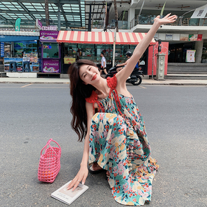 法式度假风碎花吊带连衣裙女2025夏季新款韩版宽松显瘦茶歇长裙子图片