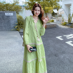 小清新绿色流苏连衣裙女2025秋季新款时尚减龄超好看绝美过膝长裙图片