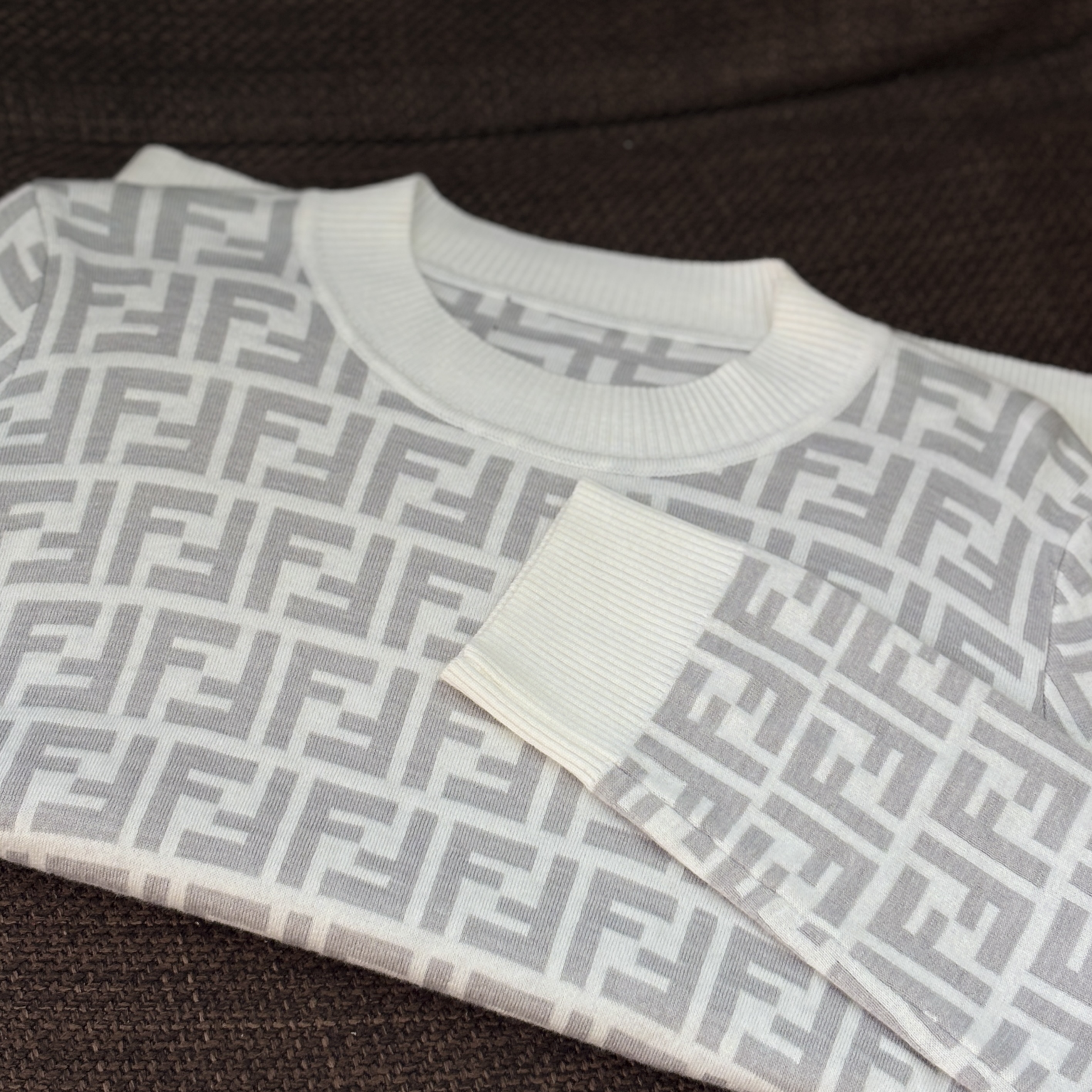 日本原单轻奢老花风白灰满印F纹圆领针织上衣