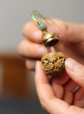 绿檀木镂空莲花香囊挂件手机吊坠