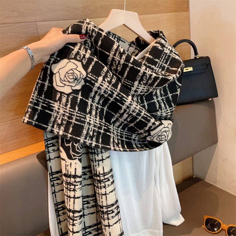 秋冬季山茶花披肩女仿羊绒厚围巾