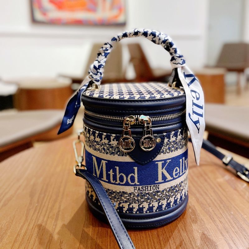 高级感时尚包包女士斜挎包水桶包