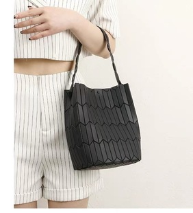 三宅纯元 百搭几何水桶包手提包菱格百搭腋下单肩包手提包 时尚