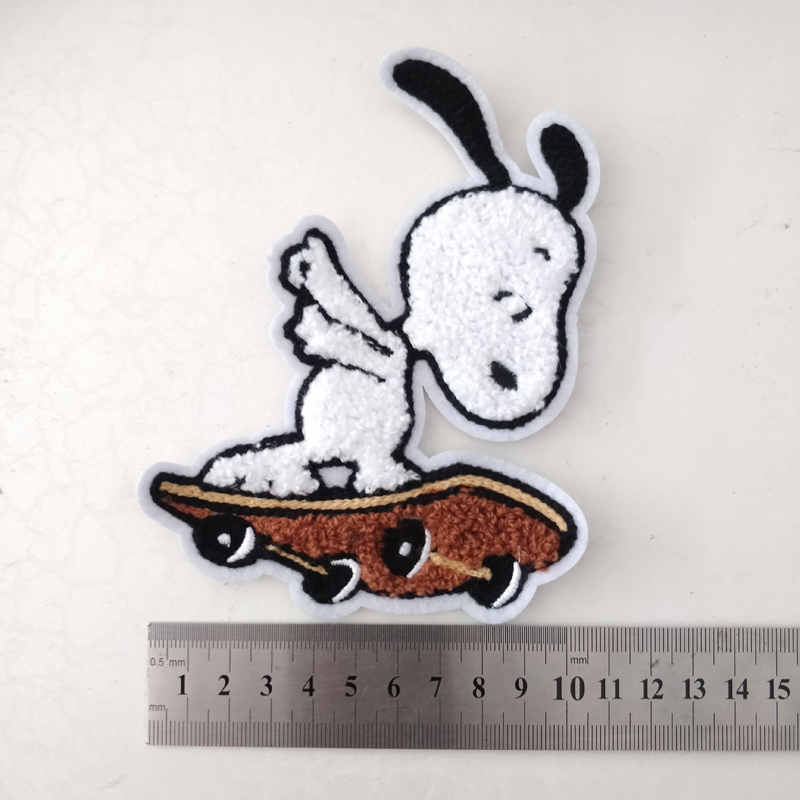 タオル刺繍スヌーピー布貼りキャラクター子犬刺繍衣服補助材料パッチ子供服装飾綿入れコート補綴穴-1
