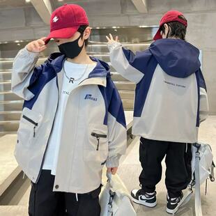 真帅哦双色拼接软壳冲锋衣
