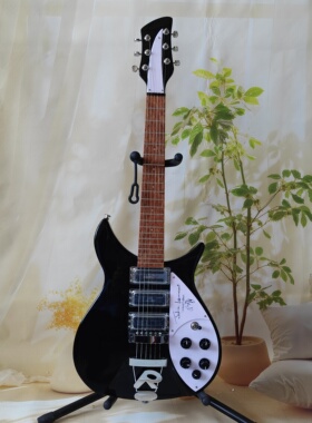 一把高品质的原声电吉他，实木琴体，白色护板，21品6弦，摇滚