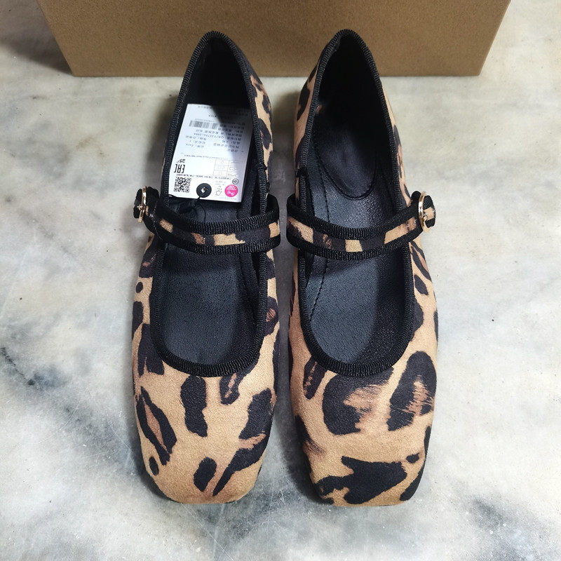 스페인 2024 가을 새로운 사각형 발가락 얕은 입 중공 여성 신발 표범 인쇄 동물 인쇄 플랫 발레 신발