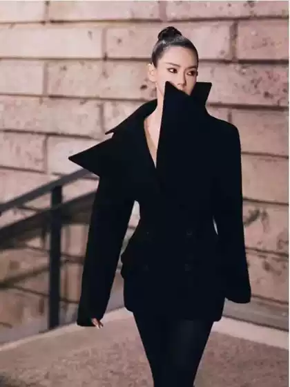 2026 New Model Qi Wei Style 100% Wool Large Lapel Stylish Black Double-Breasted Woolen Coat for Women