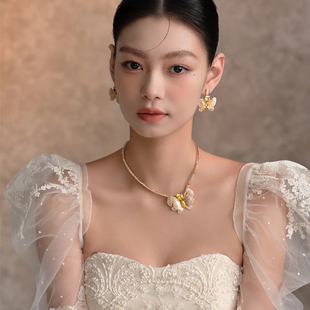 超闪重工黄宝石金色蝴蝶项链耳环套装小众高级感新娘礼服婚纱配饰