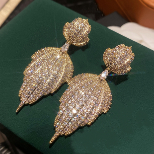 欧美金色扇贝形耳环微镶满钻设计感耳钉奢华大气高级重工气质耳饰