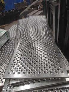 鱼眼防滑板镀锌鳄鱼嘴防滑板不锈钢防滑板楼梯踏板鳄鱼嘴防滑板