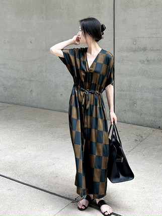 ALIN【汲品桑蚕丝】植物脏染棕绿棋盘格纹抽绳落肩袖v领连衣裙