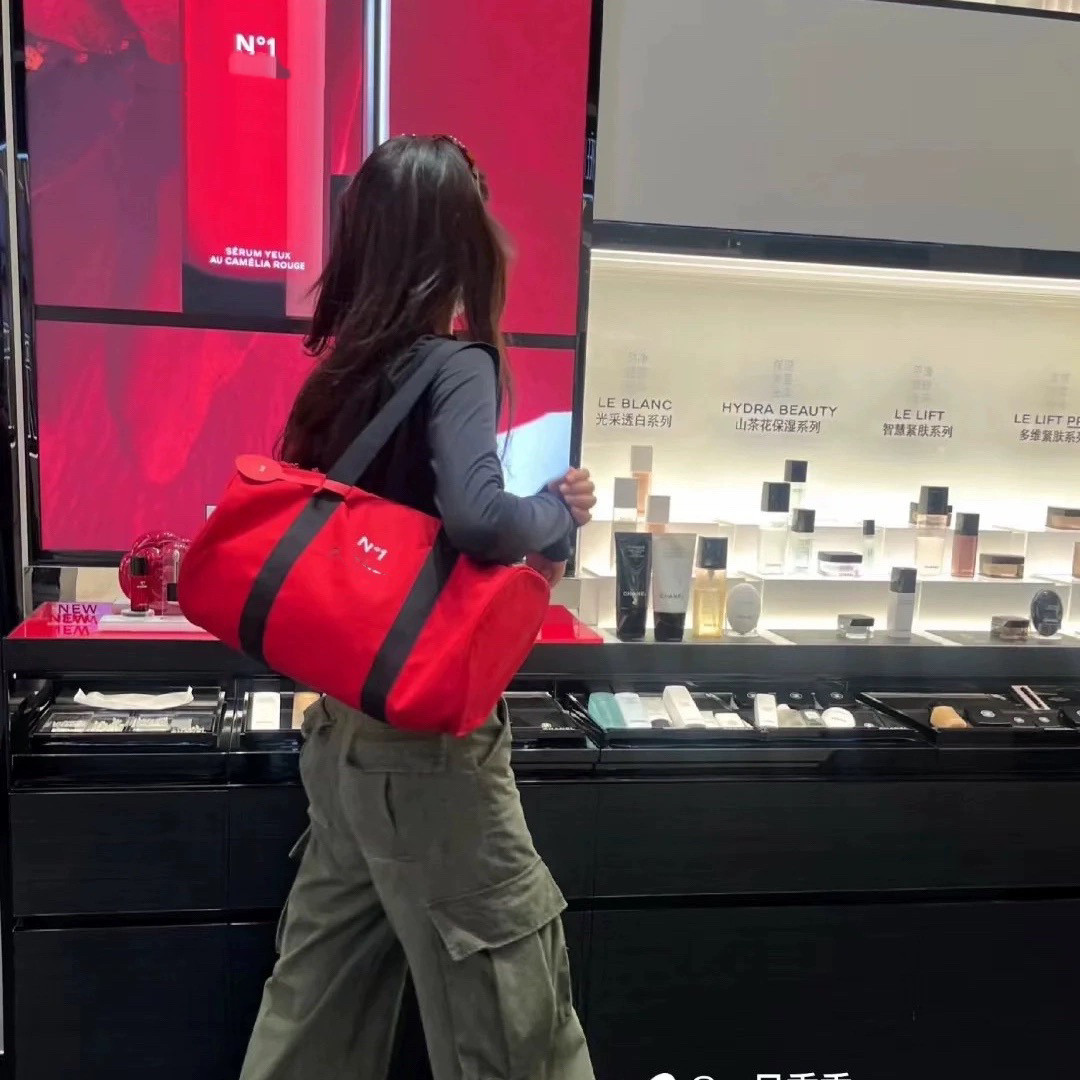 24款山茶花手提运动健身包红色帆布圆筒单肩托特包专柜赠礼正品,箱包皮具/热销女包/男包,时尚帆布包,淘宝优惠券,粉丝福利购,淘宝优惠卷