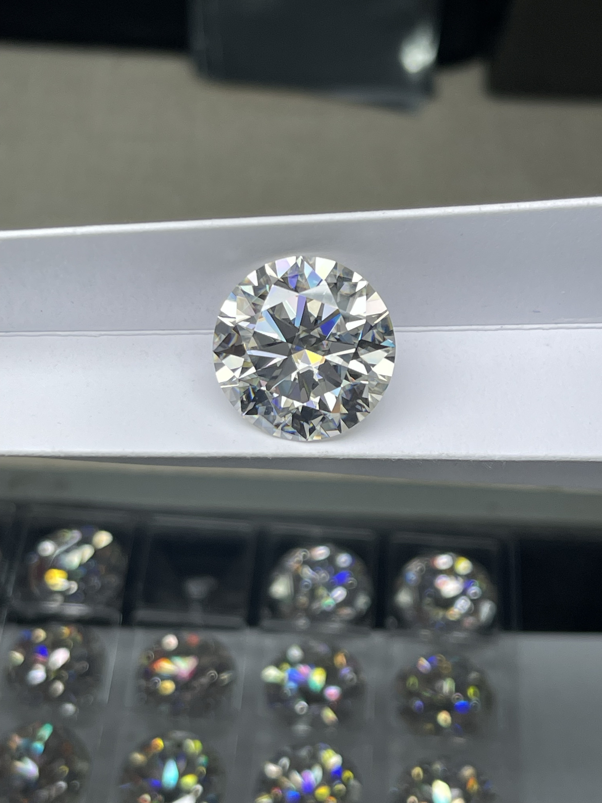 河南钻石商丘人工钻石合成钻圆形钻D色裸钻火彩能过测钻笔