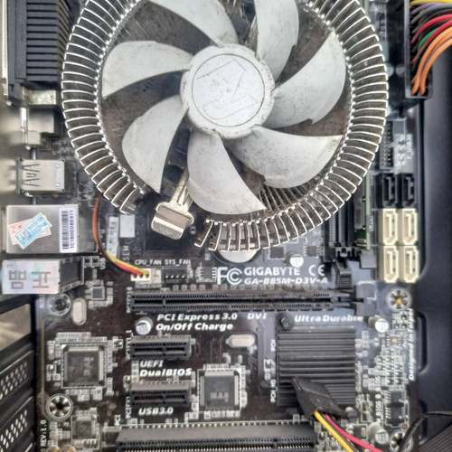 议价技嘉B85M-D3V主板，主机里面拆下来，有3张
