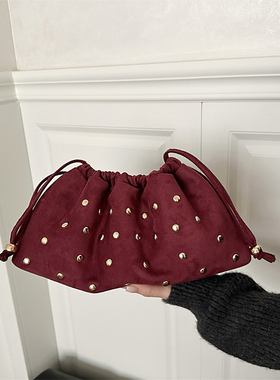 复古铆钉褶皱云朵包包女甜酷机车风抽绳包美式时尚晚宴包手拿女包