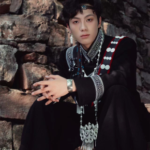 原生态凉山彝族服饰男装上衣外套彝族旅拍写真影楼摄影彝族日常服